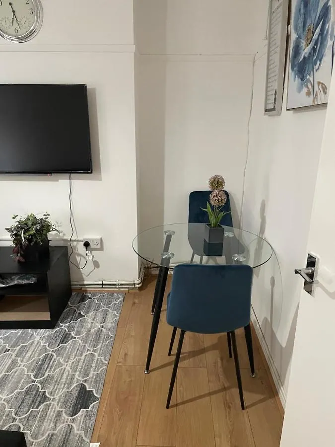 Westfield Apartment London 0*,